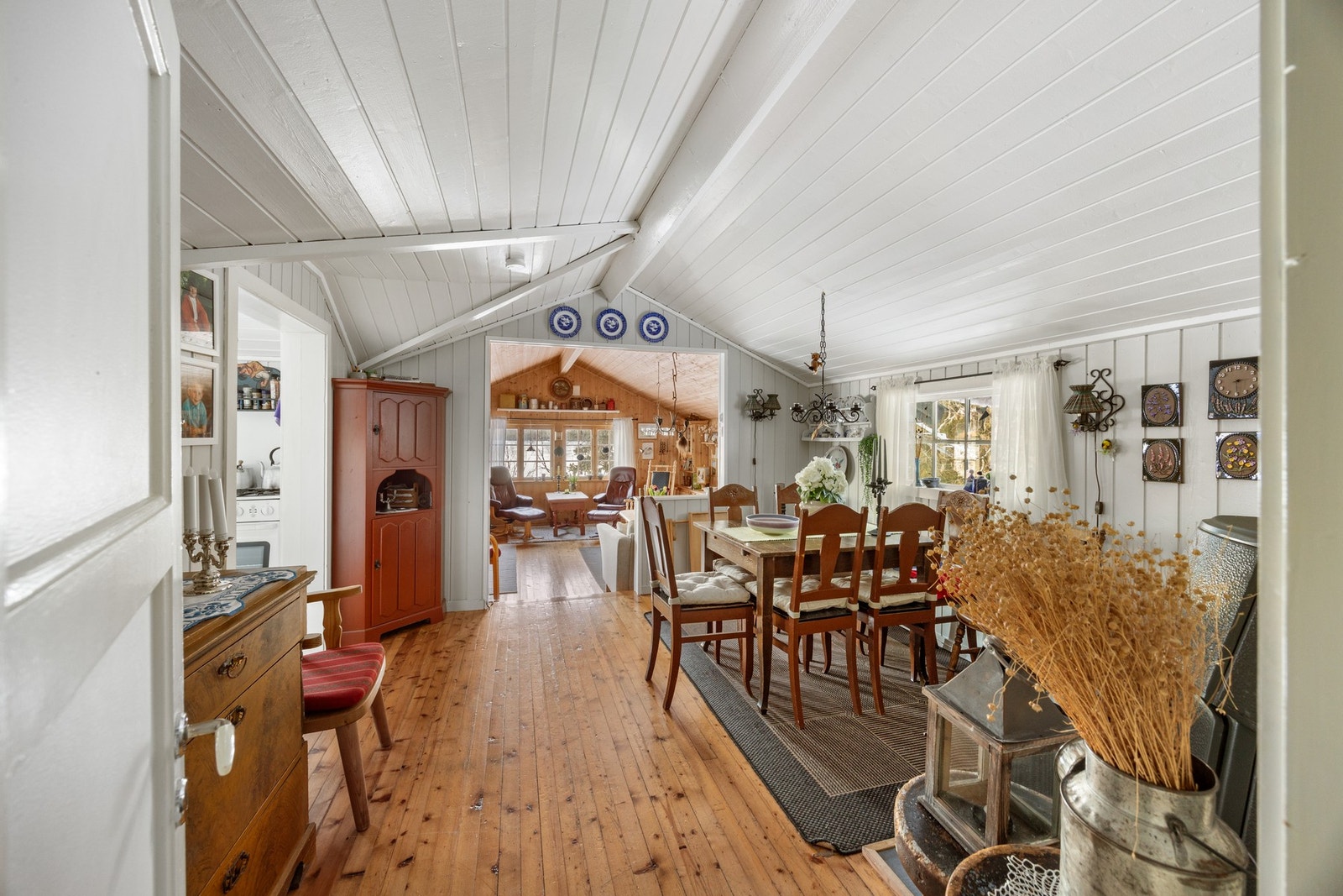 Stue, spisestue og kjøkken utgjør en sosial og trivelig sone! Galleribilde