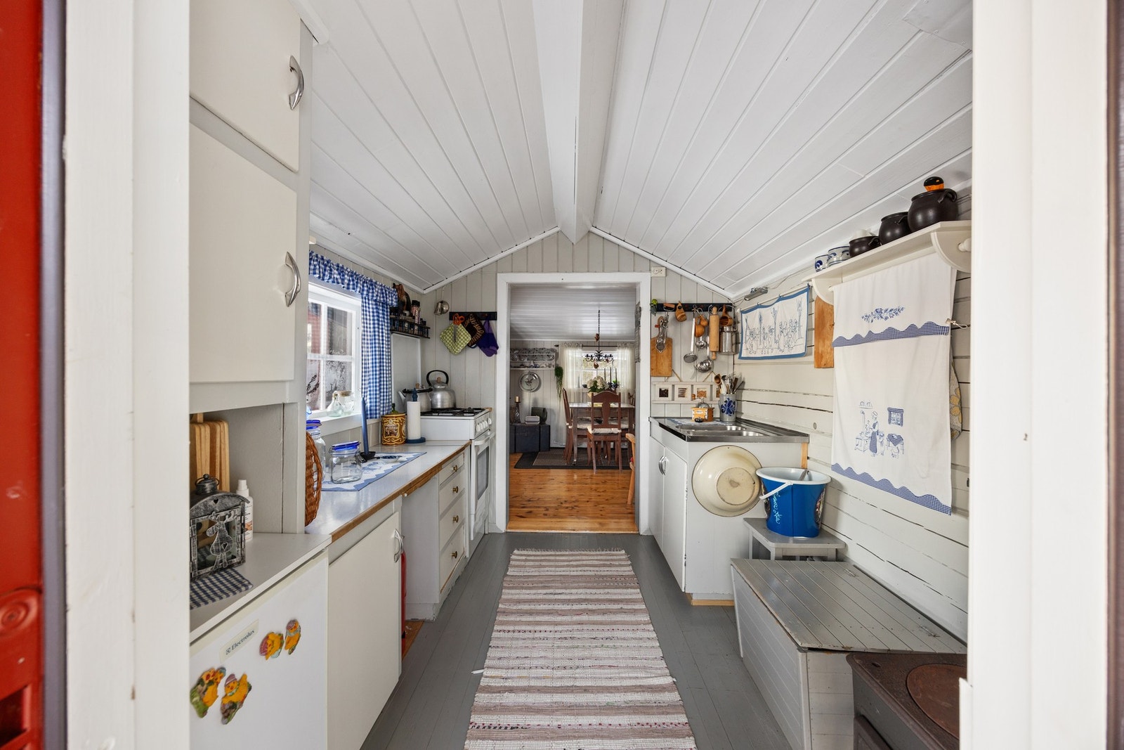 Kjøkken - ca 7 kvm. Enkel innredning med avsatt plass for komfyr og kjøleskap. Galleribilde