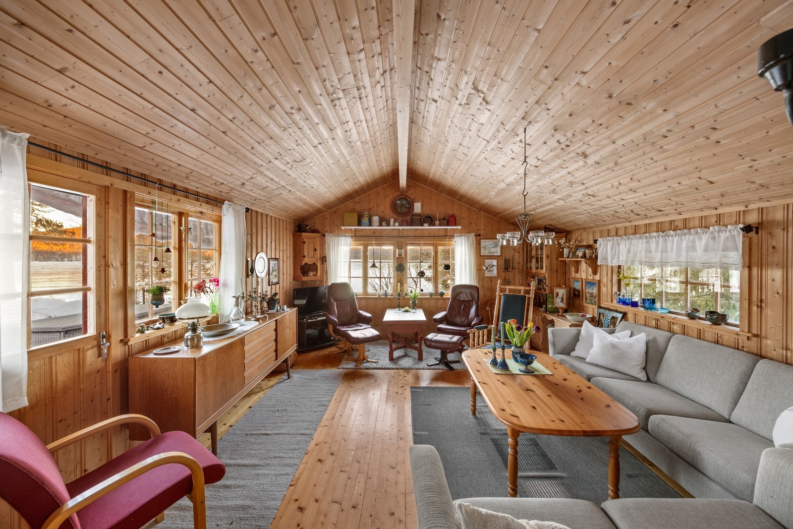 Stue - ca 20 kvm. Vinduene sørger for mye dagslys inn i stuen, og sikrer god utsikt. Galleribilde