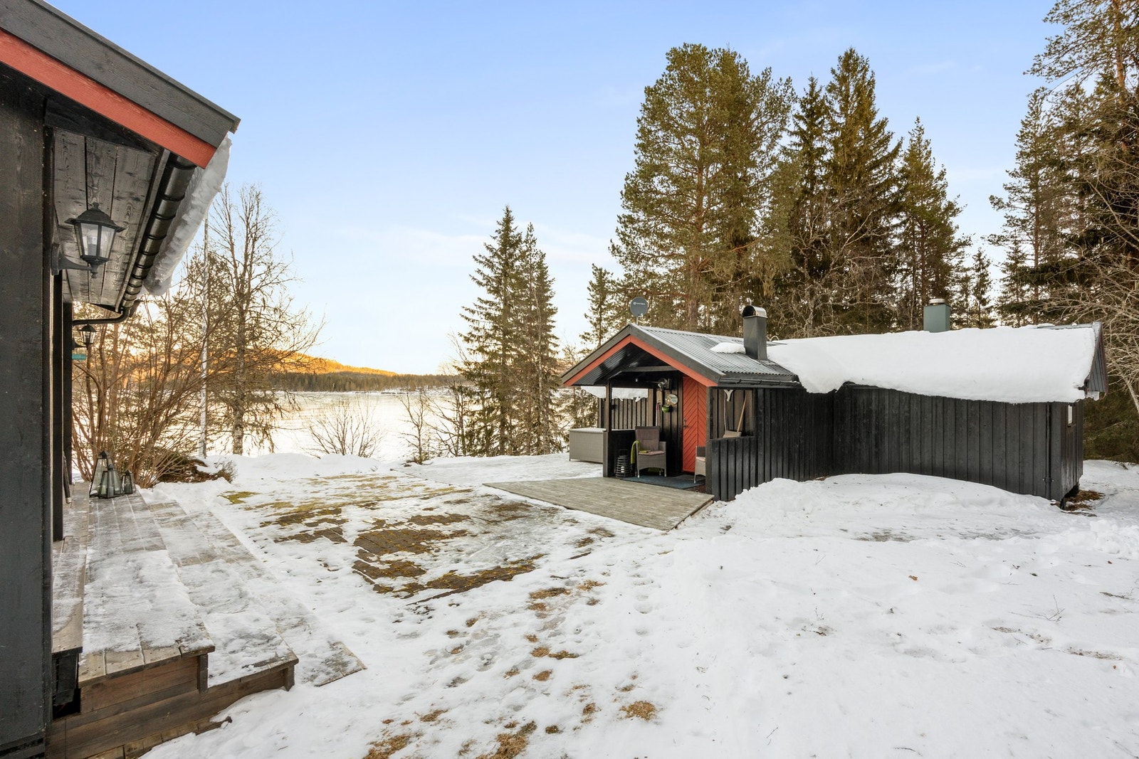 Steinbelagt område, samt platting, knytter hytte og anneks sammen Galleribilde