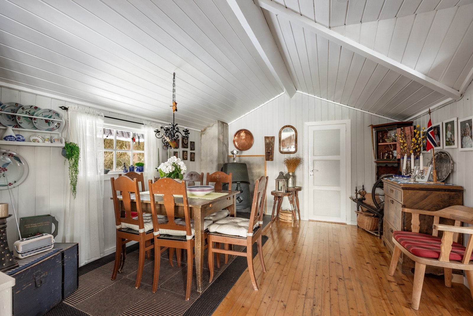 Spisestue - ca 14 kvm. Det er oppvarming fra vedfyring Galleribilde