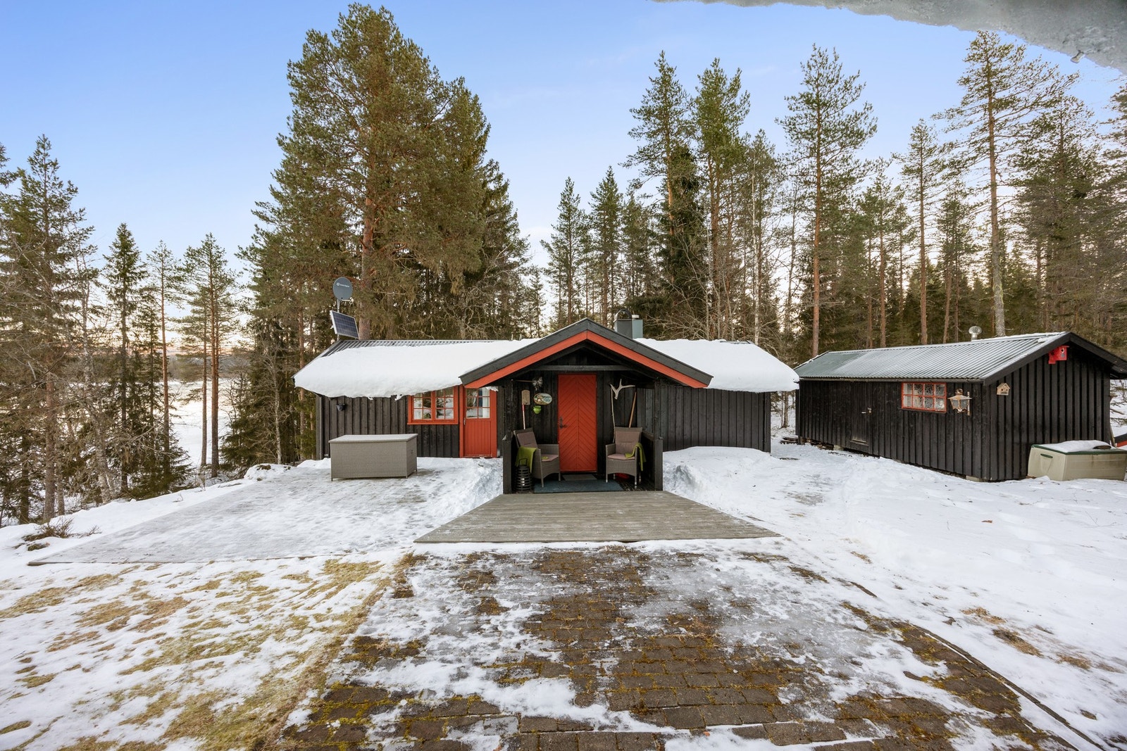 Inngangspartiet er takoverbygd med terrasser tilknyttet. Galleribilde