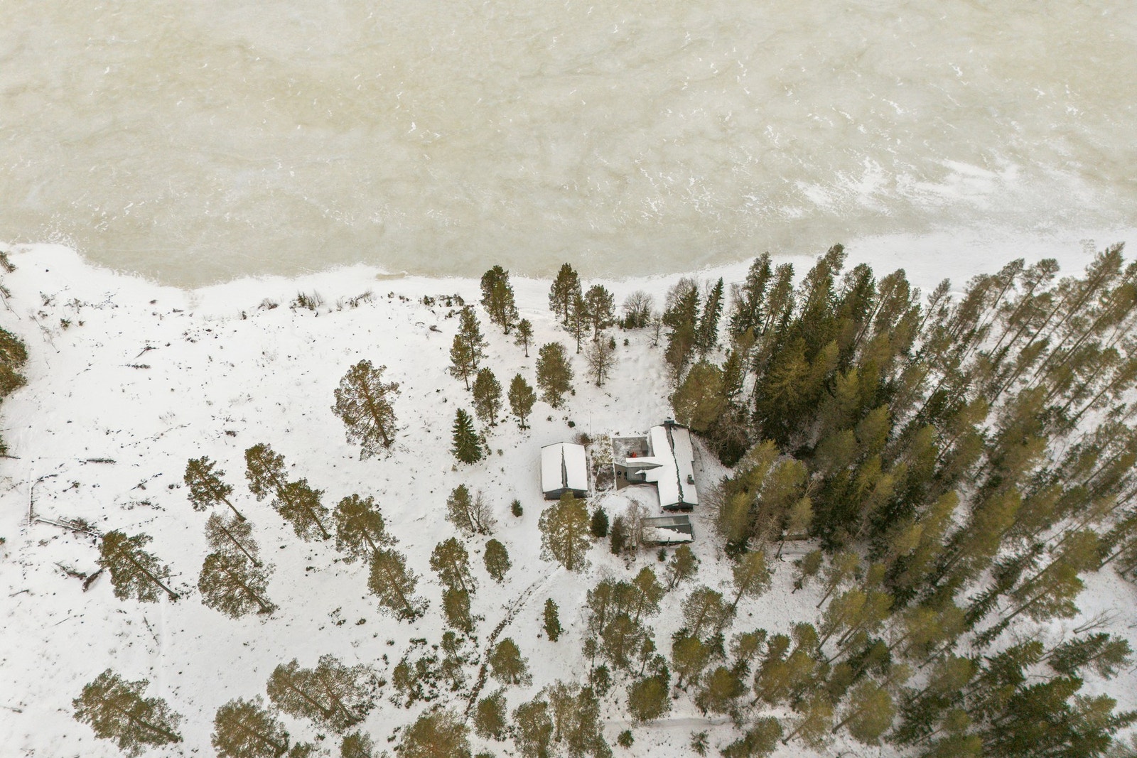 Tomten er solrik, usjenert og omkranset av vakker natur! Galleribilde