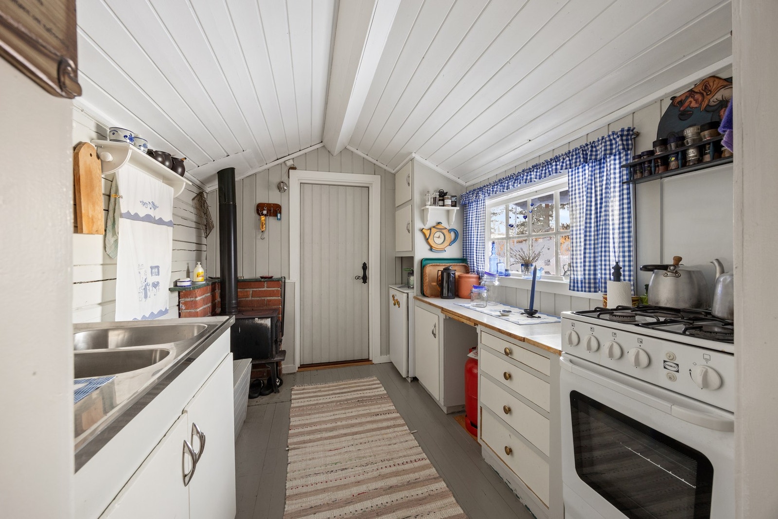 Lyst og trivelig kjøkken med vedovn Galleribilde