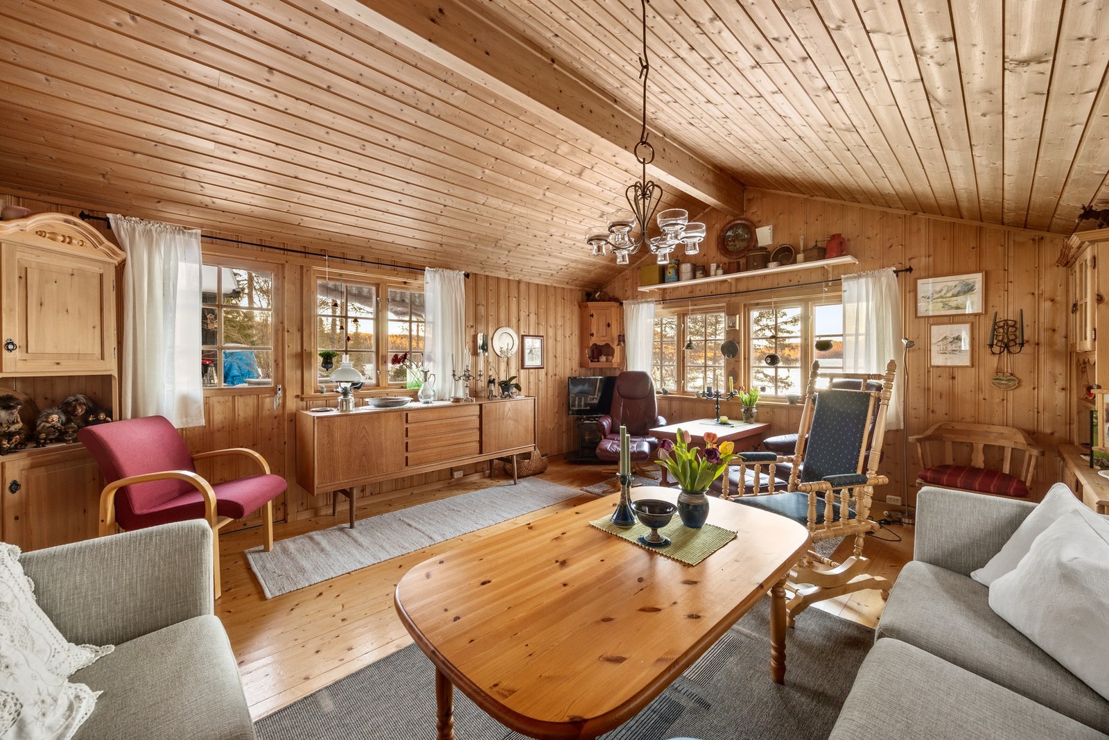 Det er etablert et enkelt solcelle-anlegg i hytten. Galleribilde