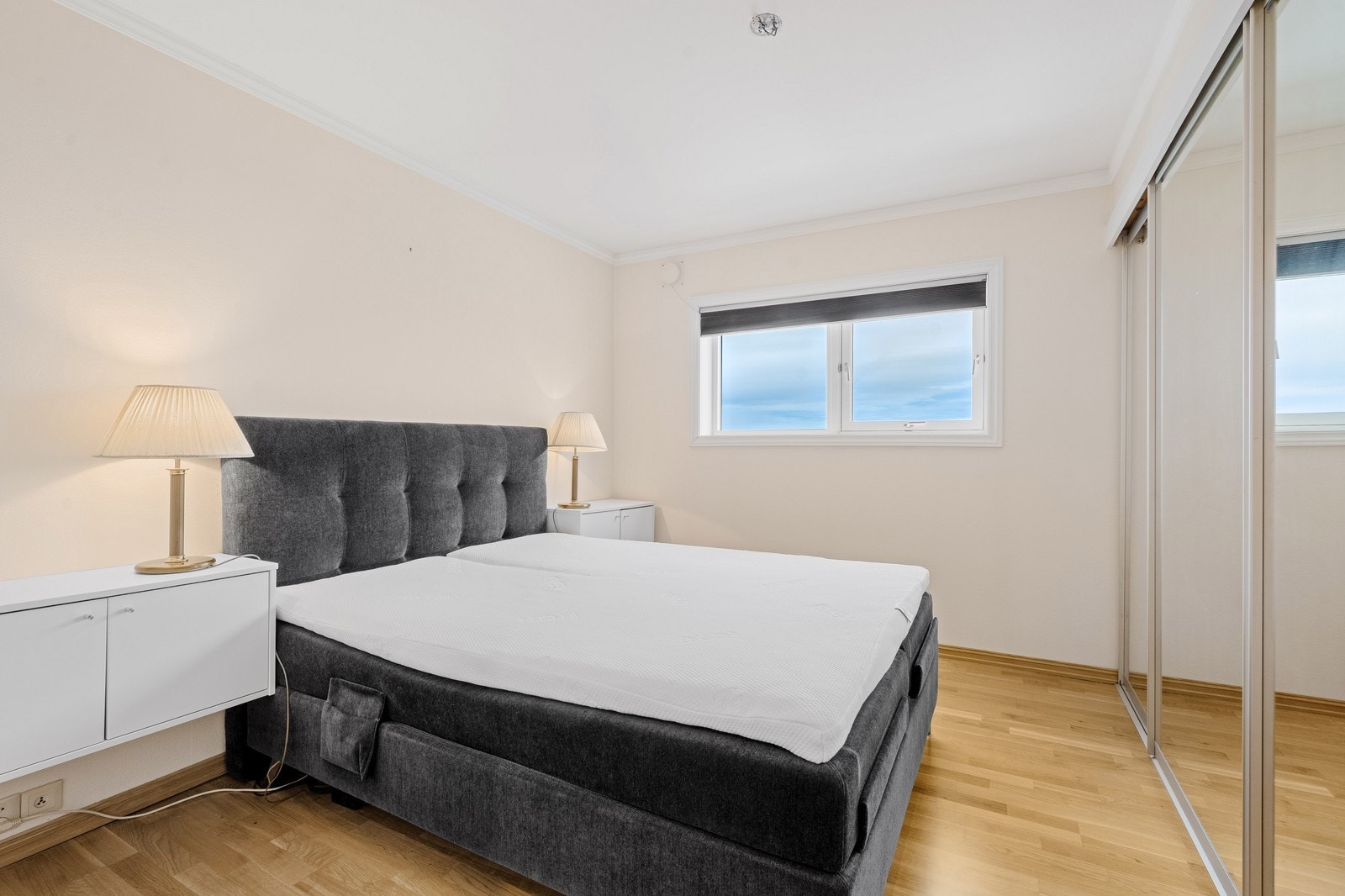 Soverom med skyvedørsgarderobe Galleribilde