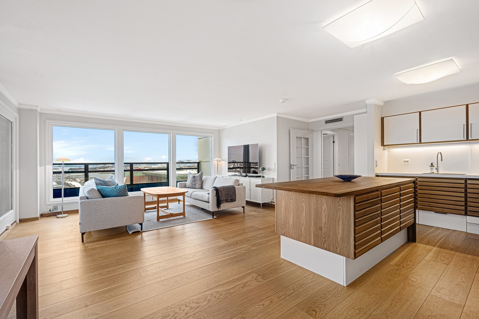 Stue og kjøkken i åpen løsning. Galleribilde