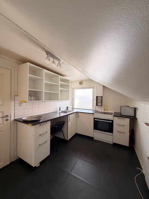 Kjøkken med hvitevarer. Galleribilde