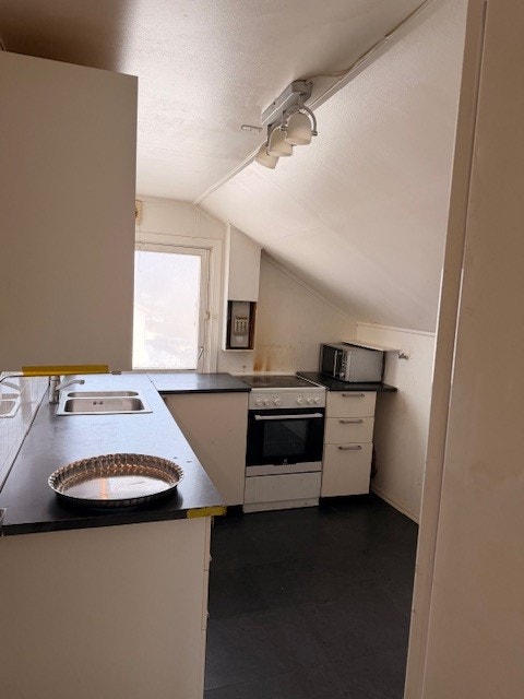 Kjøkken med hvitevarer. Galleribilde