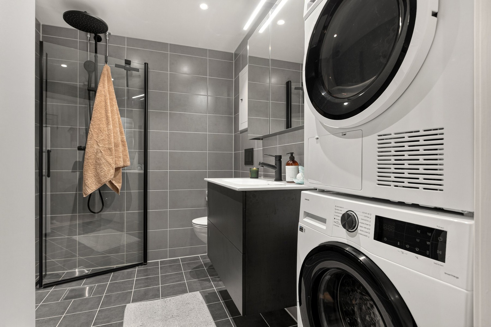 Flislagt bad med varmekabler, rehabilitert i regi av borettslaget i 2021 Galleribilde