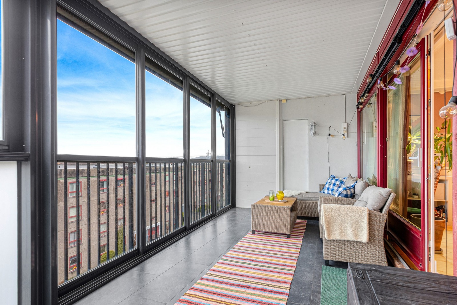 Fra stuen kommer du ut til en stor innglasset balkong med svært god plass til møblering av sittegruppe og grill Galleribilde