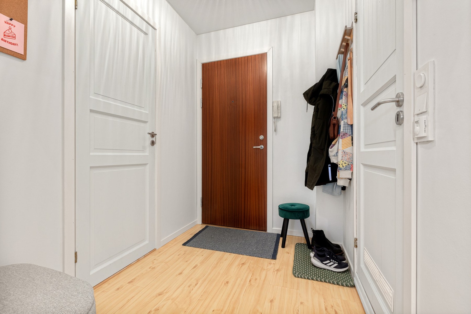 Hyggelig entre som gir et godt førsteinntrykk av boligen Galleribilde