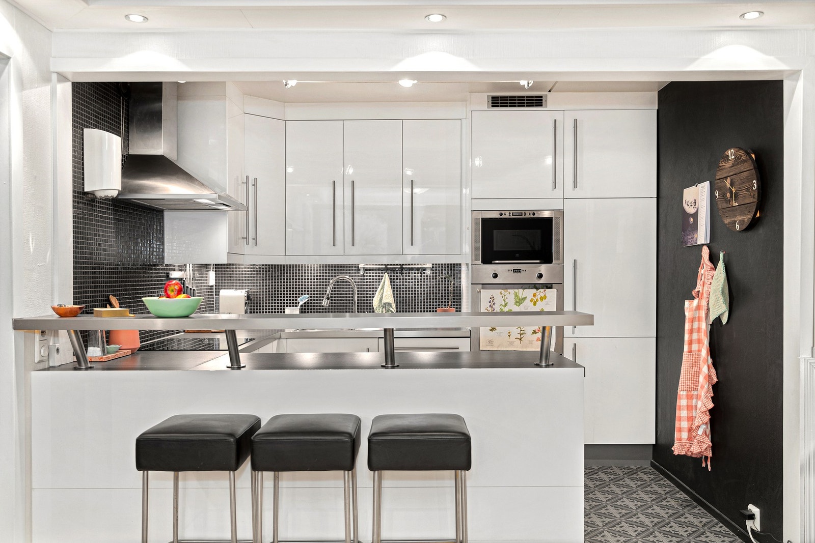 Kjøkkenet er utstyrt med spiseplass i barløsning langs benken Galleribilde