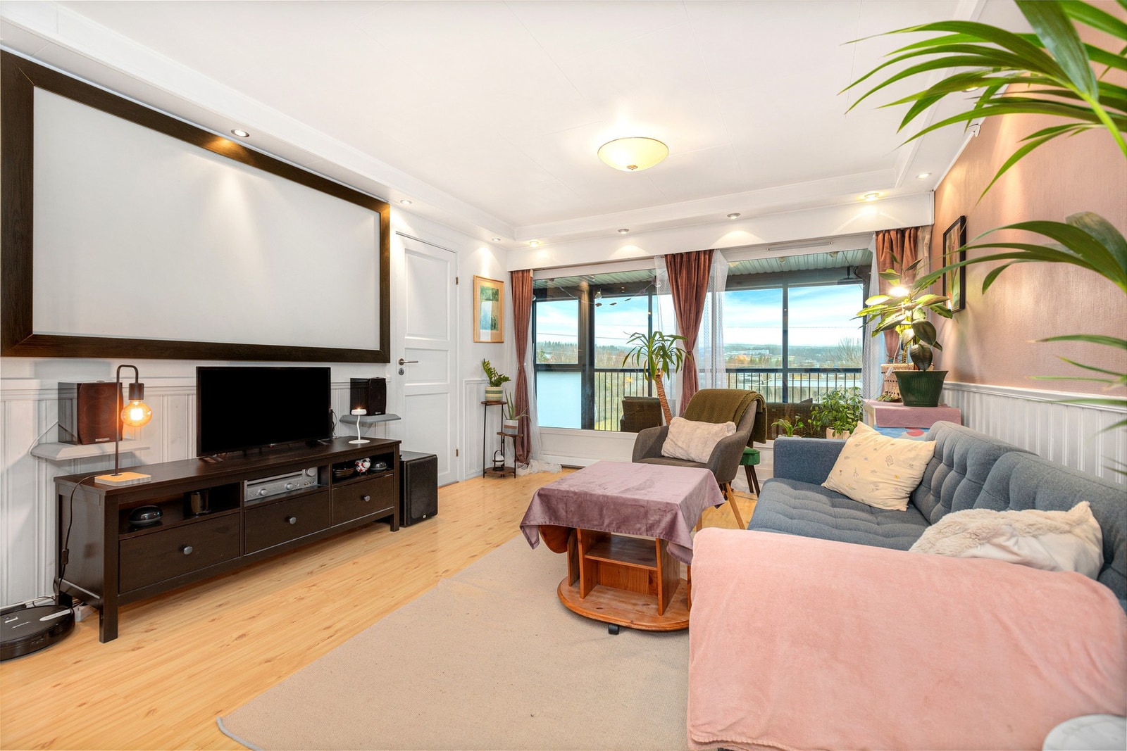 Stuen oppleves som lys og romslig med store vindusflater som slipper inn rikelig med lys Galleribilde