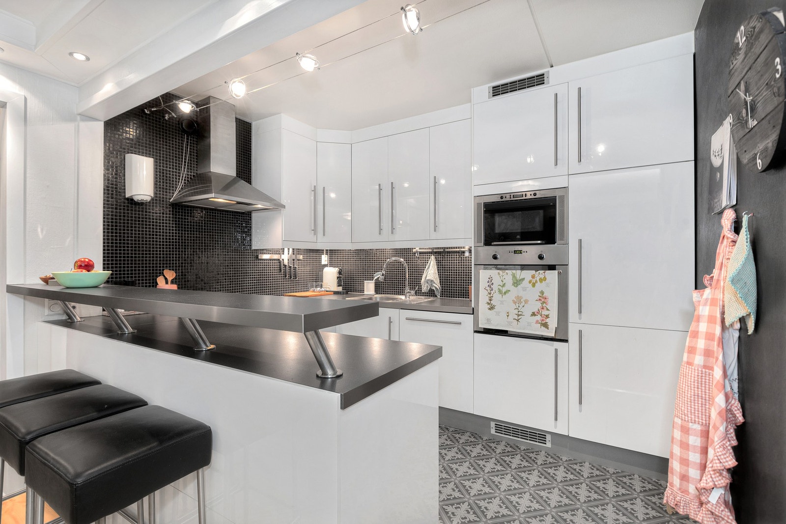 Kult flislagt gulv gir kjøkkenet et moderne og fresht preg Galleribilde