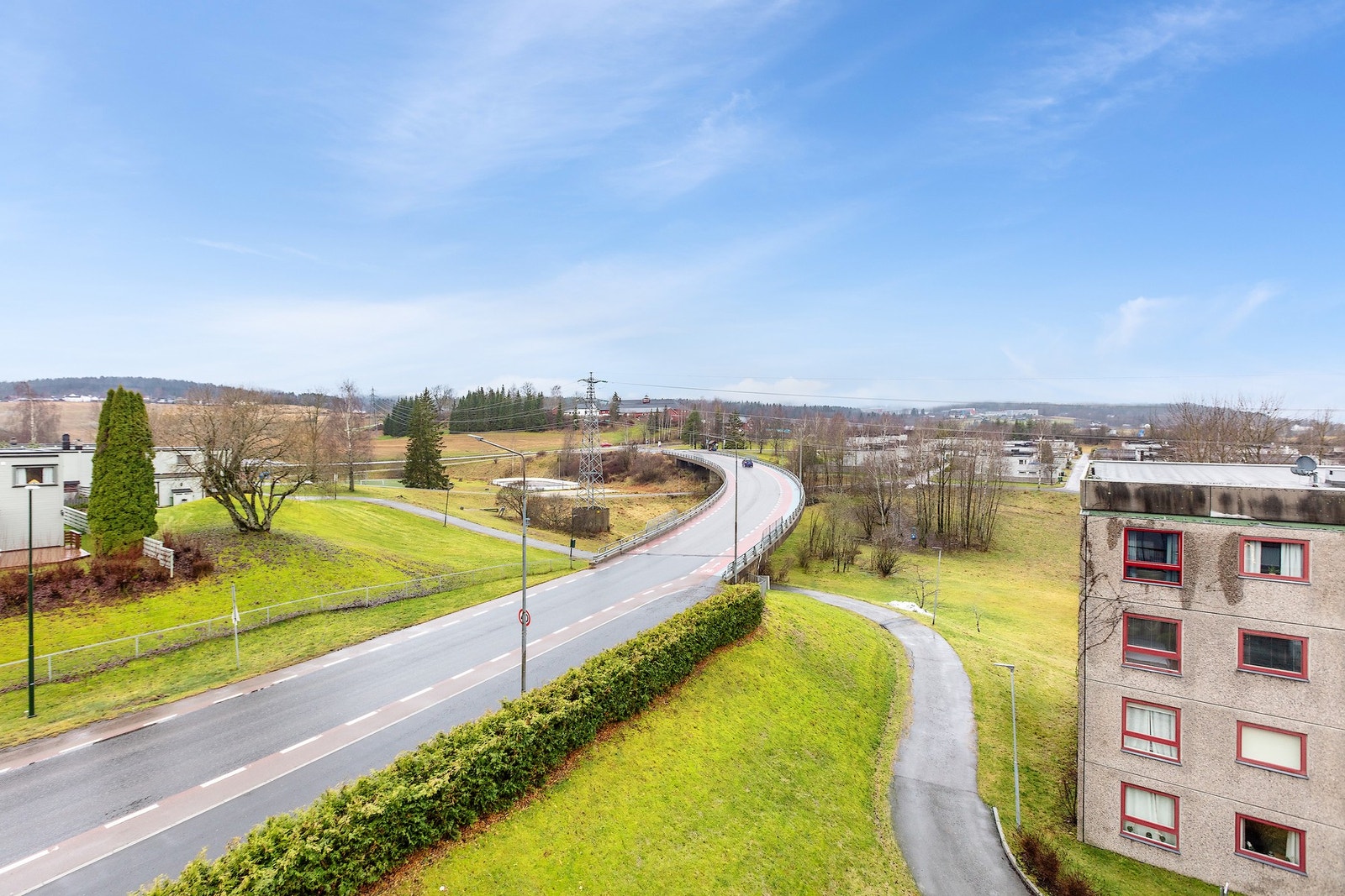 Fra balkongen har du flott og åpent utsyn, samt lite som blokkerer for sollys! Galleribilde