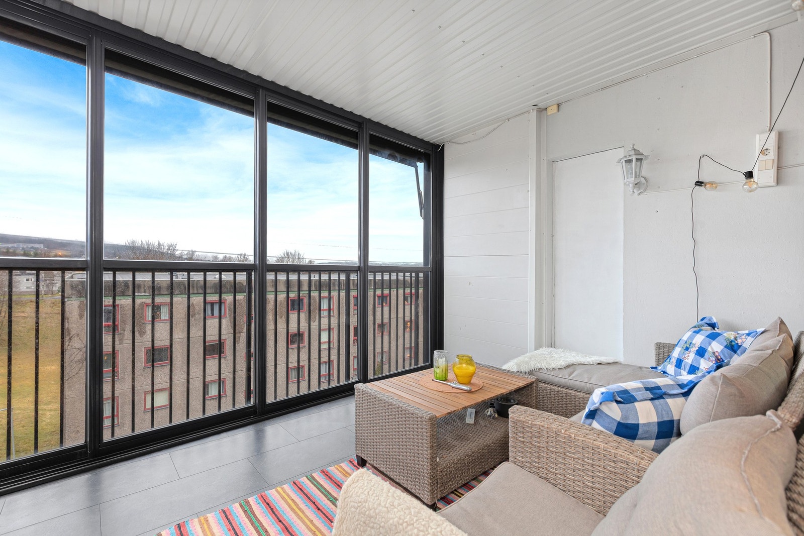 På balkongen har du flott og vidstrakt utsikt over nærområdet Galleribilde