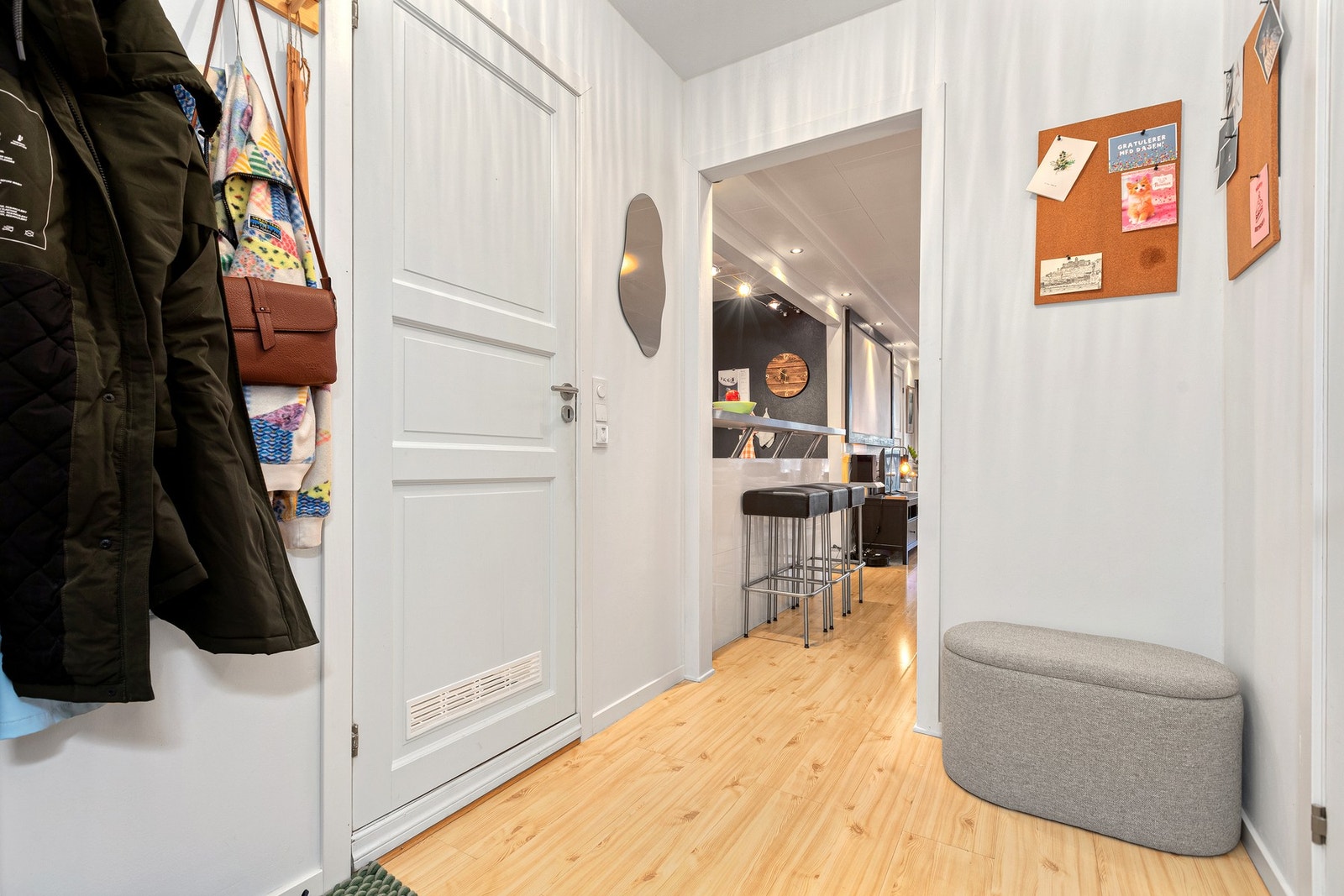 Fra entreen er det enkel adkomst til boligens øvrige rom Galleribilde