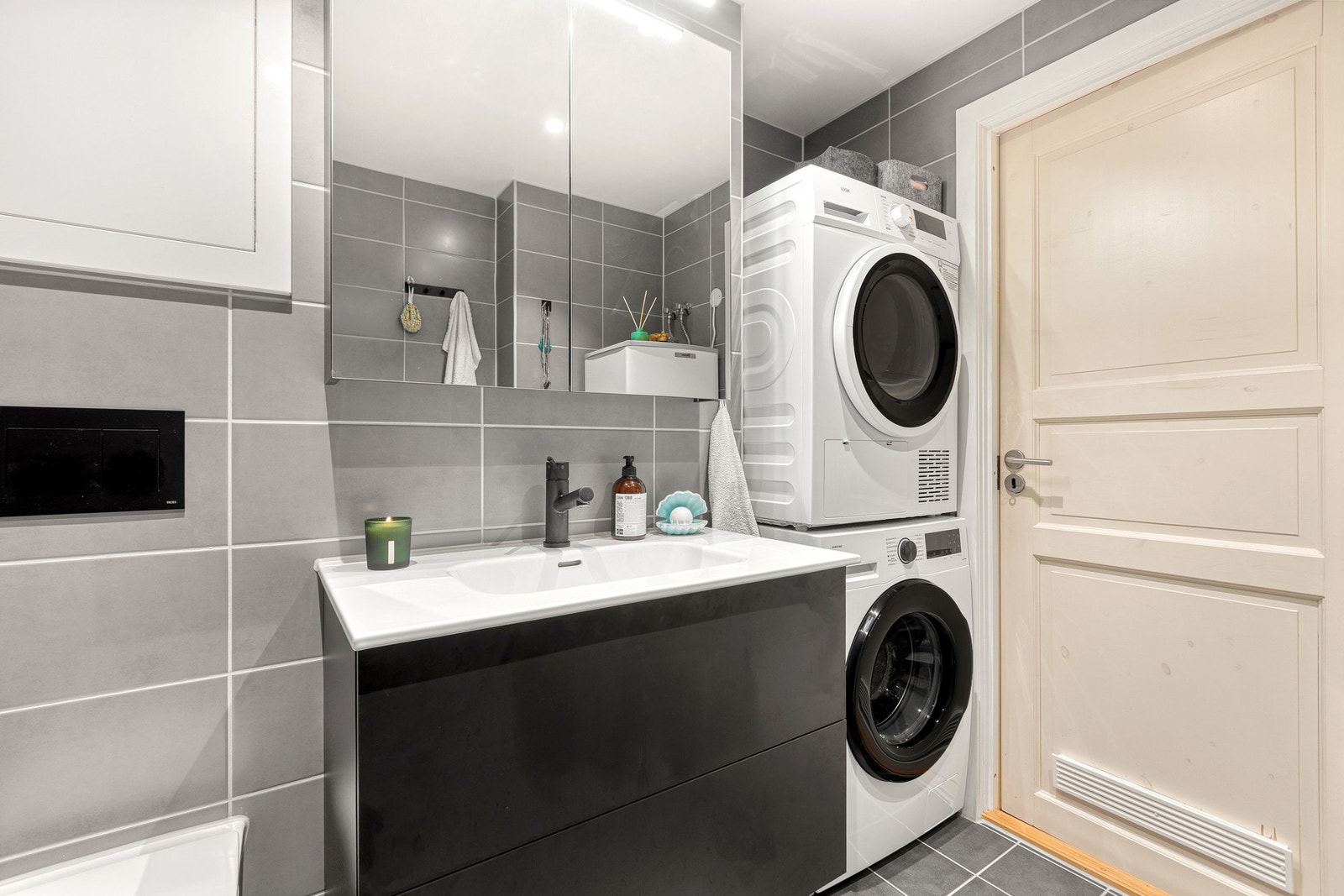 Badet har opplegg for full vaskesøyle med vaskemaskin og tørketrommel Galleribilde