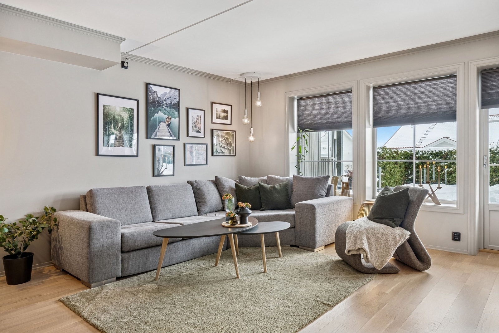 Lys og romslig stue med god atmosfære Galleribilde