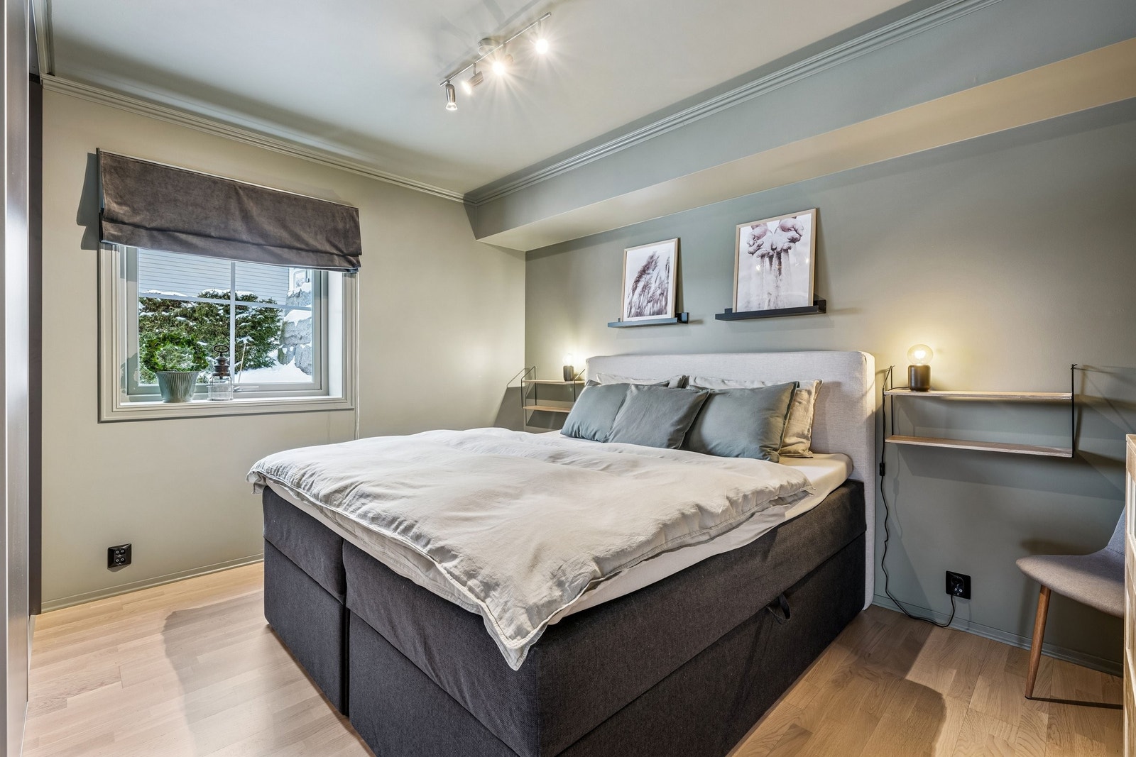 Romslig hovedsoverom med praktisk skyvedørsgarderobe. Galleribilde