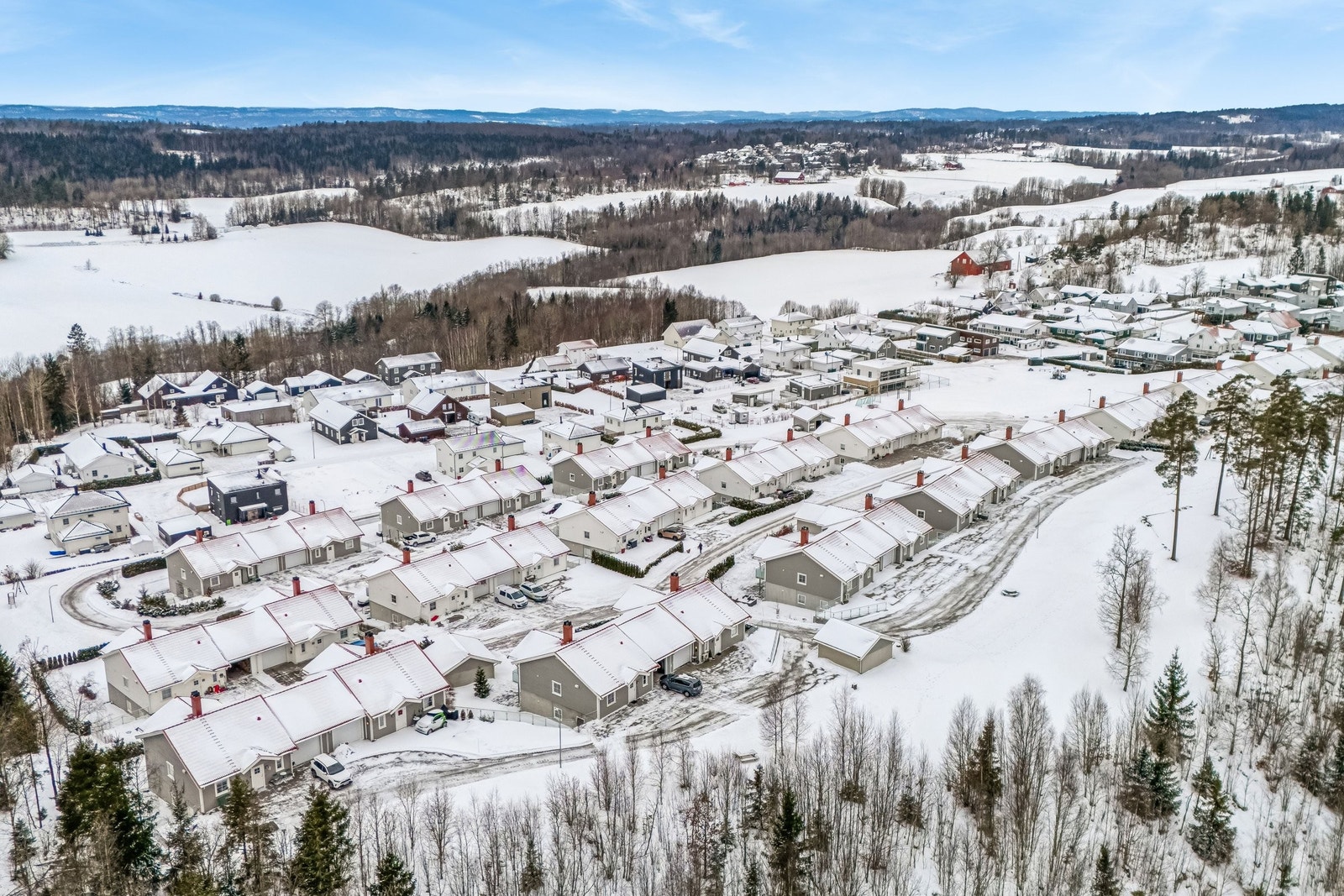 Trivelig og relativt nyetablert boligfelt bestående av leiligheter og eneboliger Galleribilde
