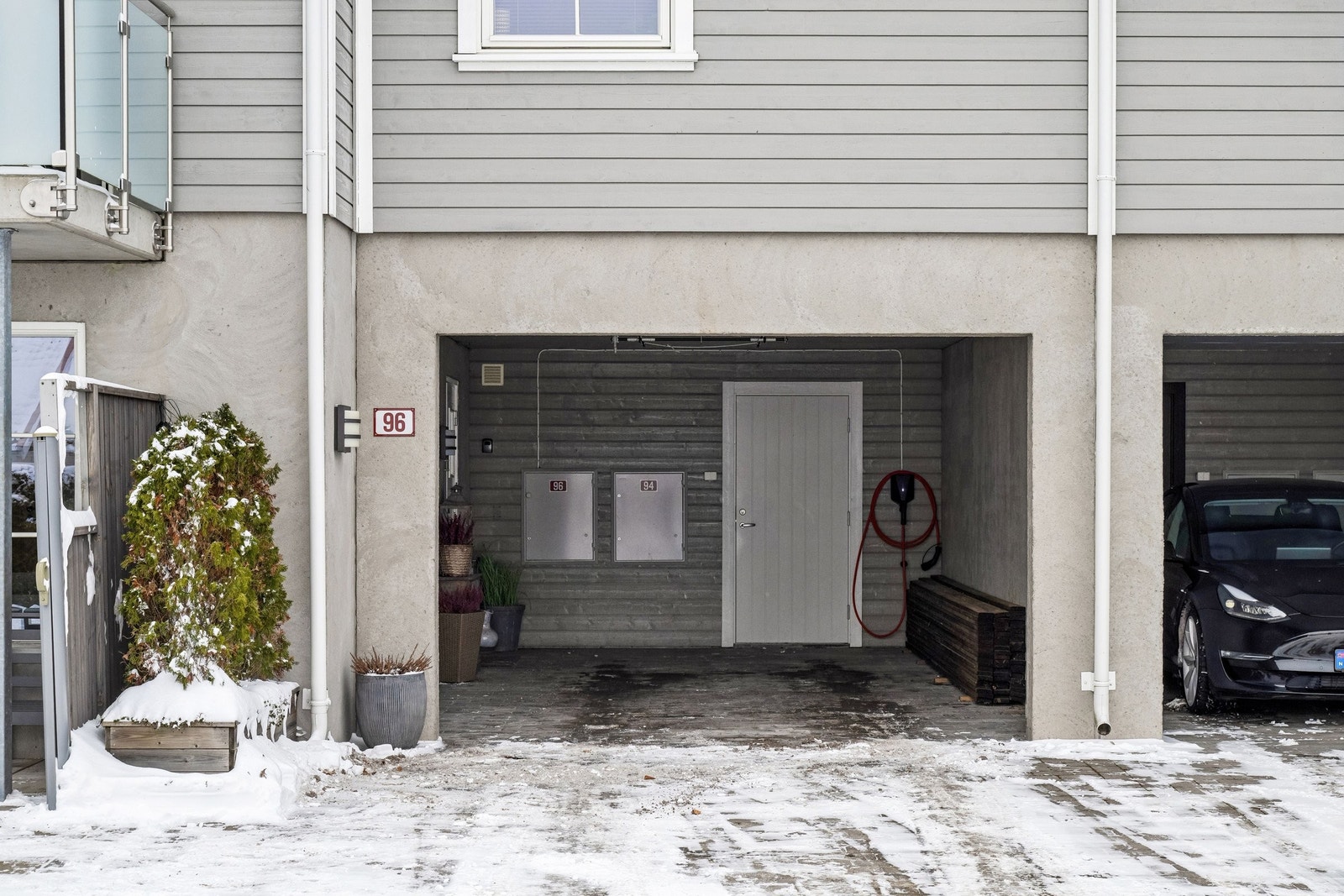 Carport med tilhørende romslig utebod – ideell for oppbevaring av sykler, sportsutstyr og sesongutstyr. Galleribilde