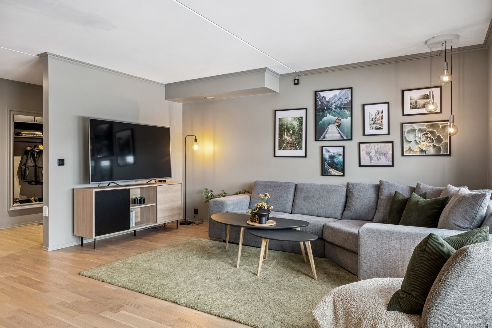 Boligen har malte gipsvegger, himling i støpte betongelementer og parkett på gulv. Galleribilde