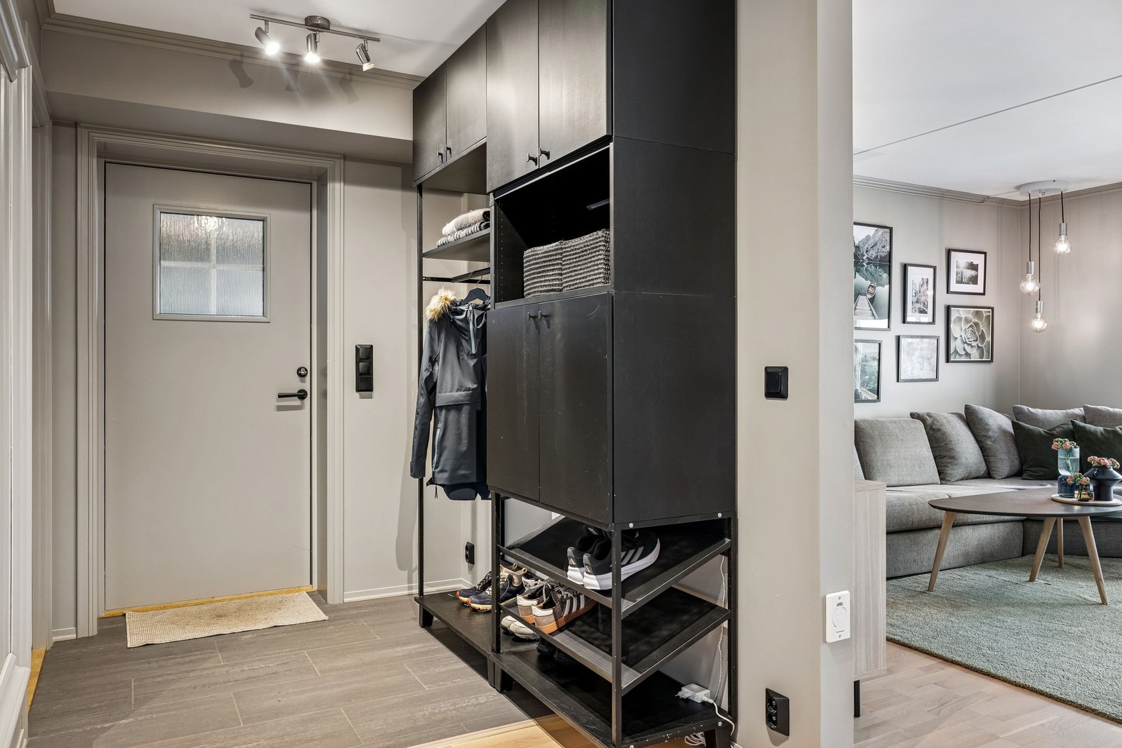 Gang med garderobeløsning som kan medfølge handelen etter nærmere avtale. Galleribilde