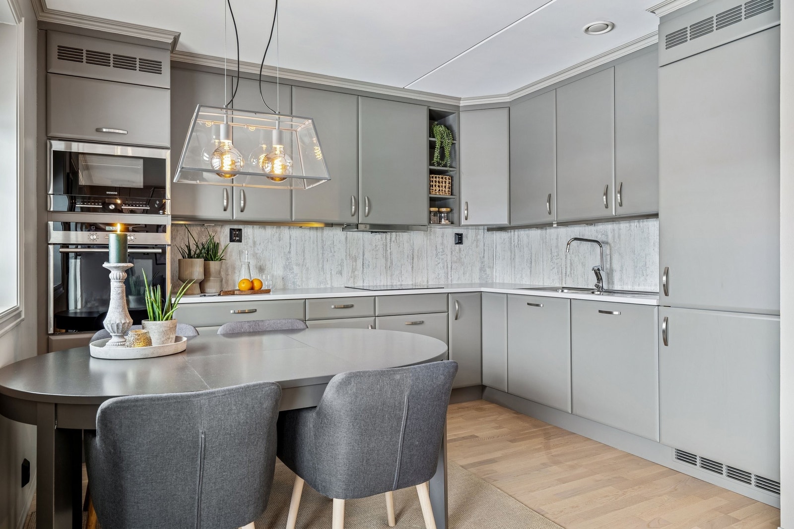 Kjøkkenet har ventilator med avtrekk til yttervegg og er utstyrt med både vannstoppsystem og komfyrvakt for økt sikkerhet. Galleribilde