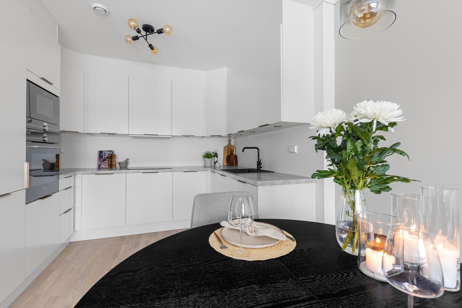 God plass til spisebord ved kjøkkenet Galleribilde