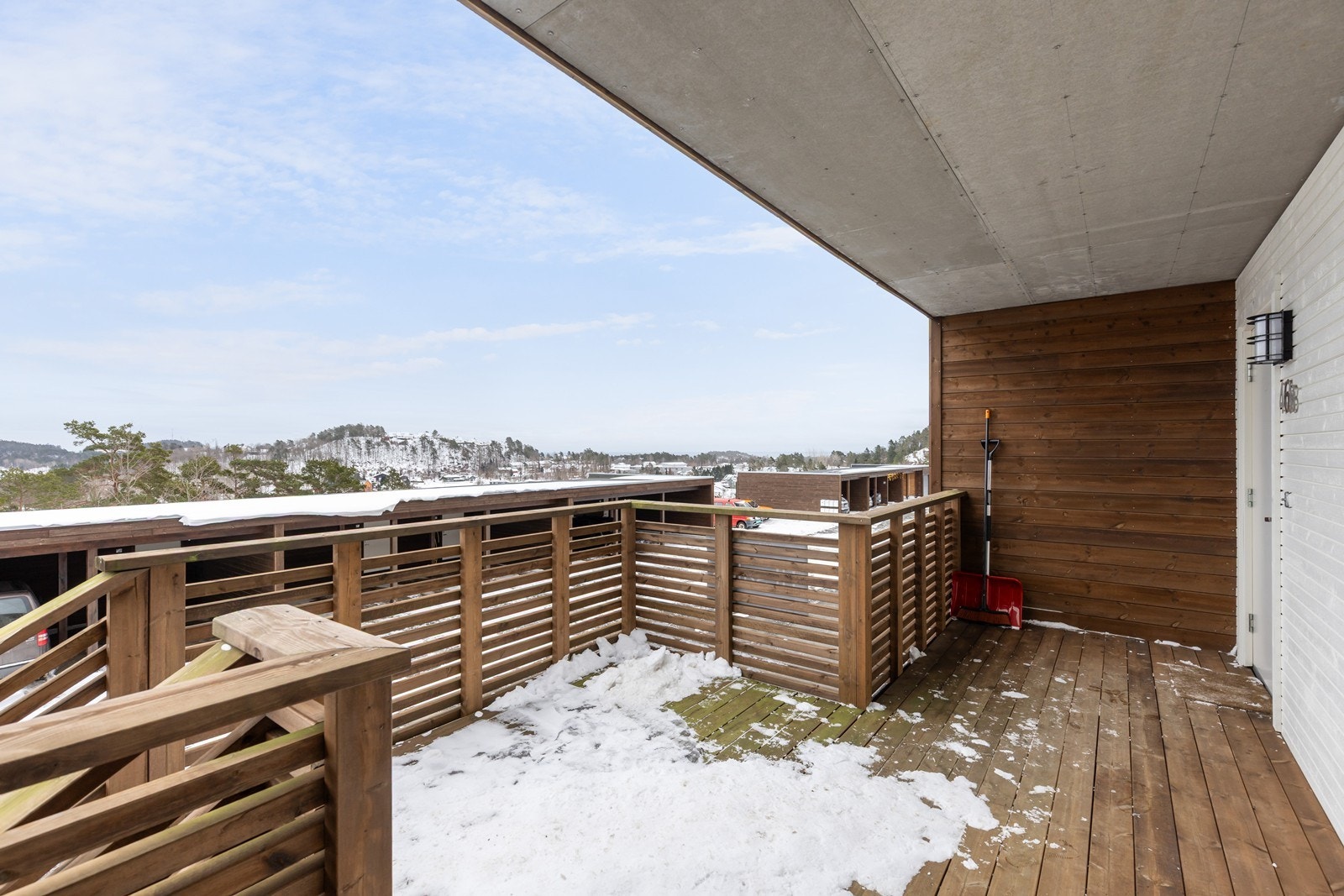 Morgensolen står opp ved inngangspartiet. Galleribilde