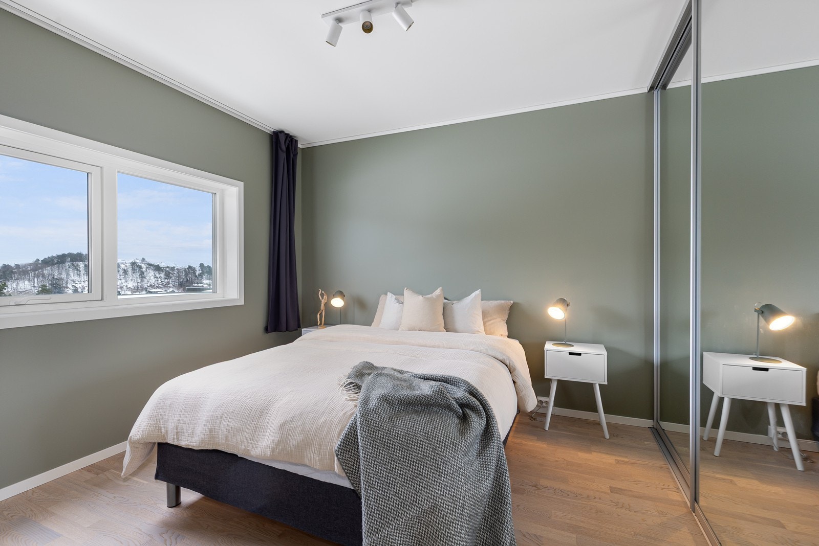 Hovedsoverom av god størrelse med skyvedørsgarderobe. Fra vindu på soverommet har du også sjøgløtt Galleribilde