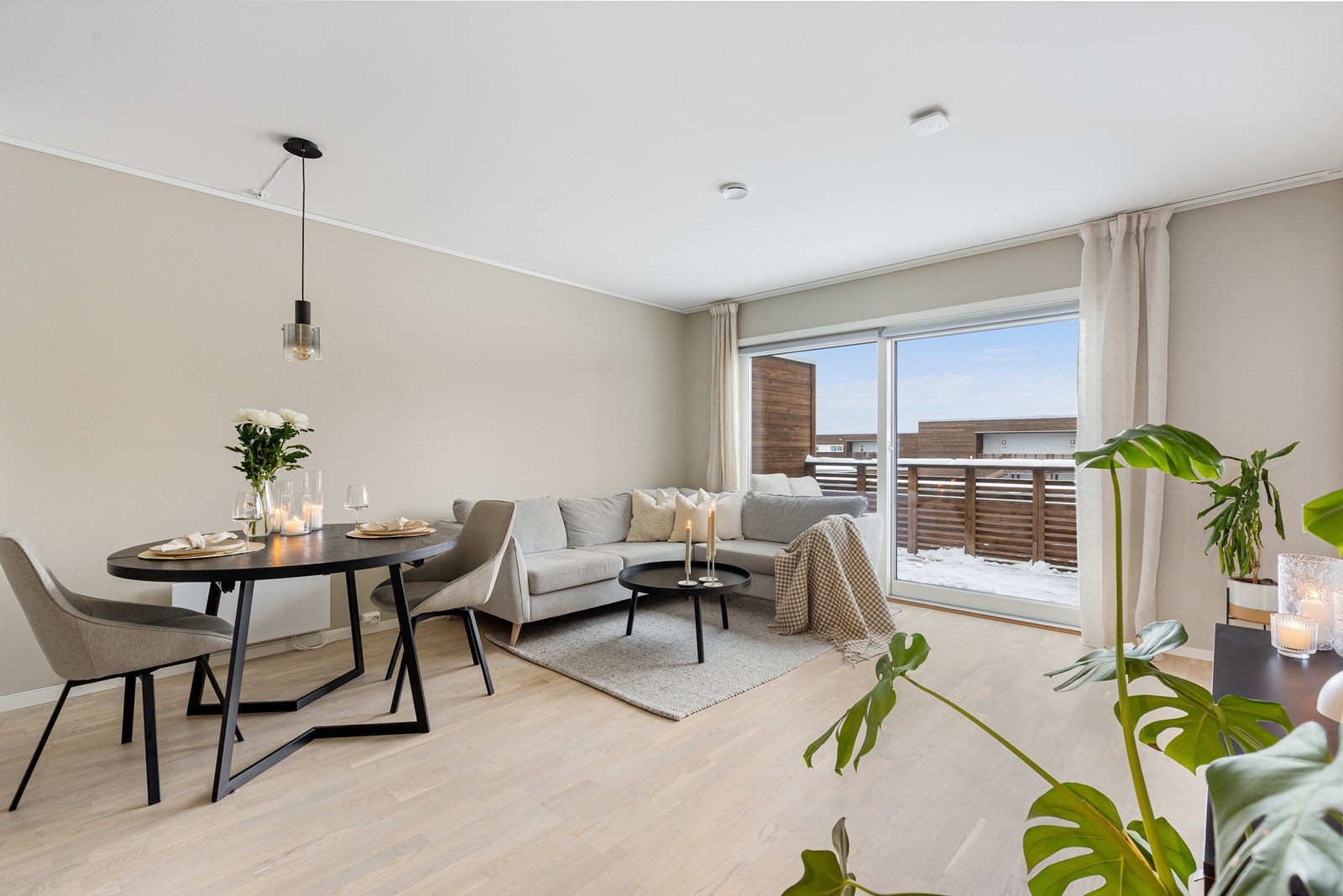 Stuen byr på store vindusflater som gir rikelig med naturlig lysinnslipp, og rommet kan enkelt møbleres etter eget ønske. Galleribilde