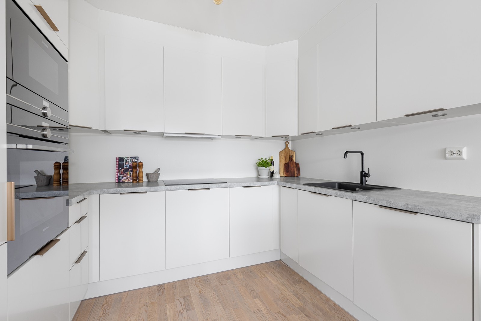 Stilrent kjøkken med god skap- og benk plass. Integrerte hvitevarer medfølger. Galleribilde