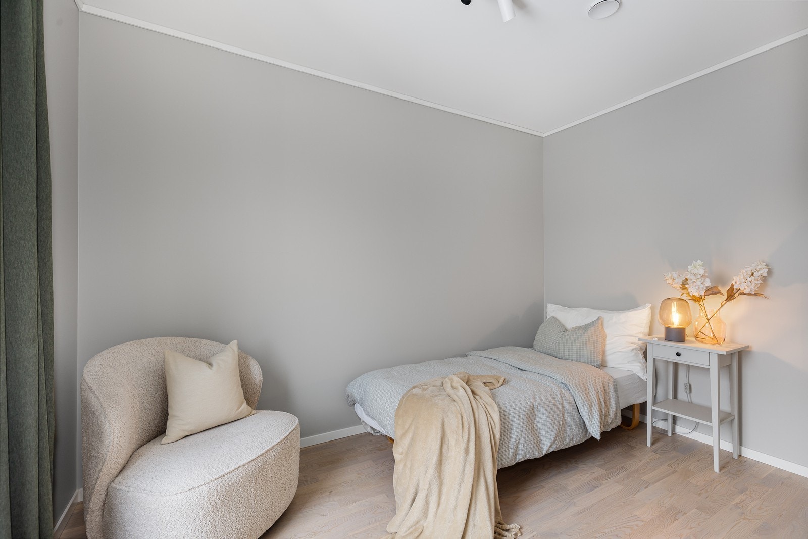 Soverom 2 er av god størrelse og har plass til seng og garderobeløsning Galleribilde