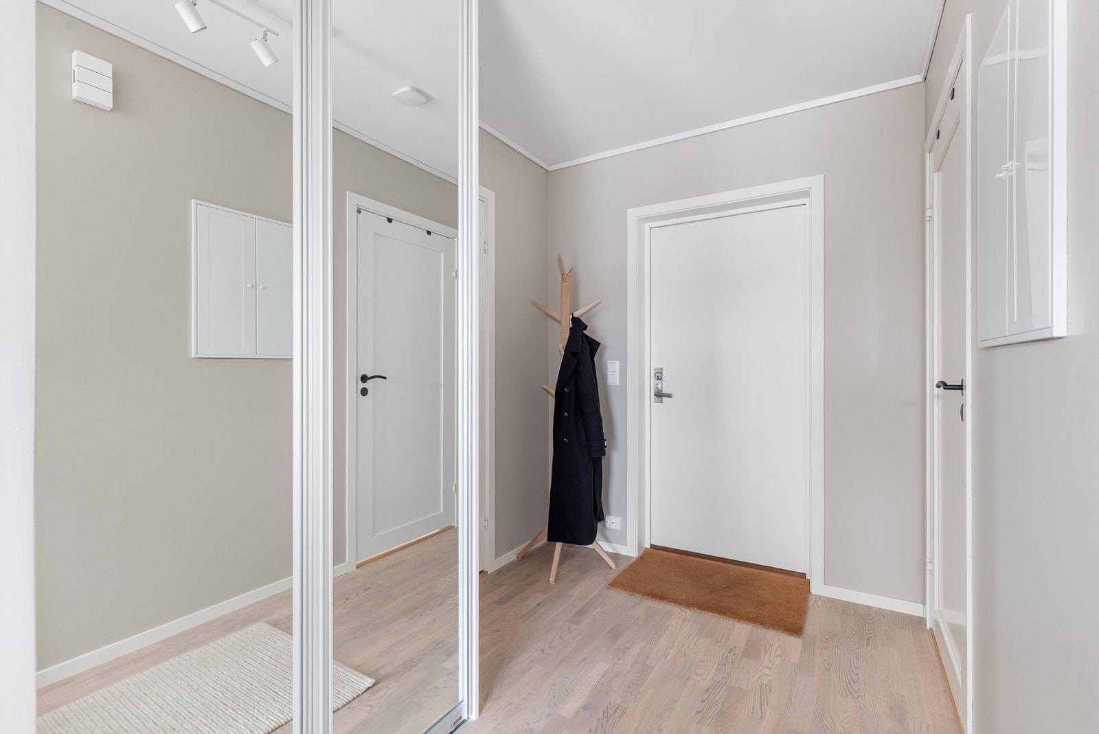 Velkommern inn - Romslig gang med skyvedørsgarderobe så det er enkelt å holde gangen ryddig. Galleribilde