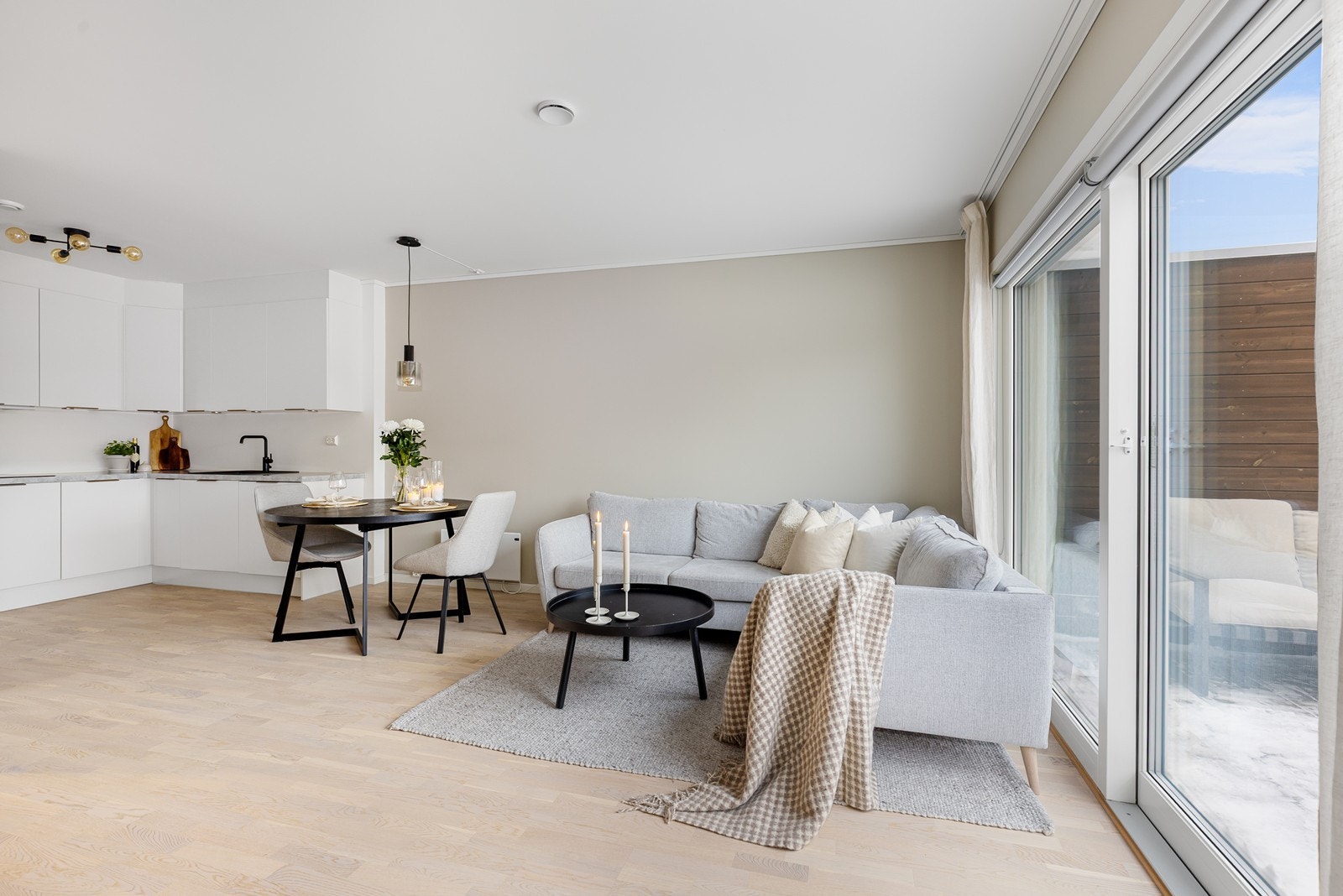 Åpen stue- og kjøkkenløsning som skaper en romslig atmosfære. Galleribilde