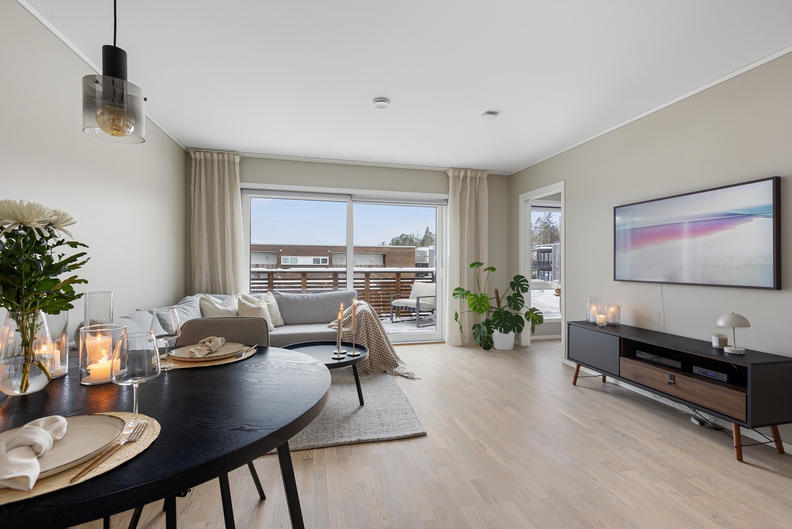 Lys og romslig stue med utgang til solrik terrasse. Galleribilde