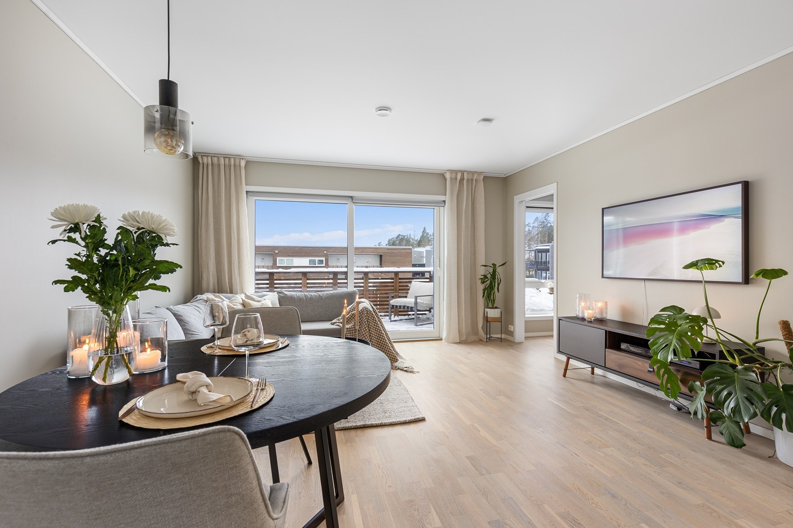 Stilrent oppholdsrom med god takhøyde og en luftig romfølelse. Galleribilde