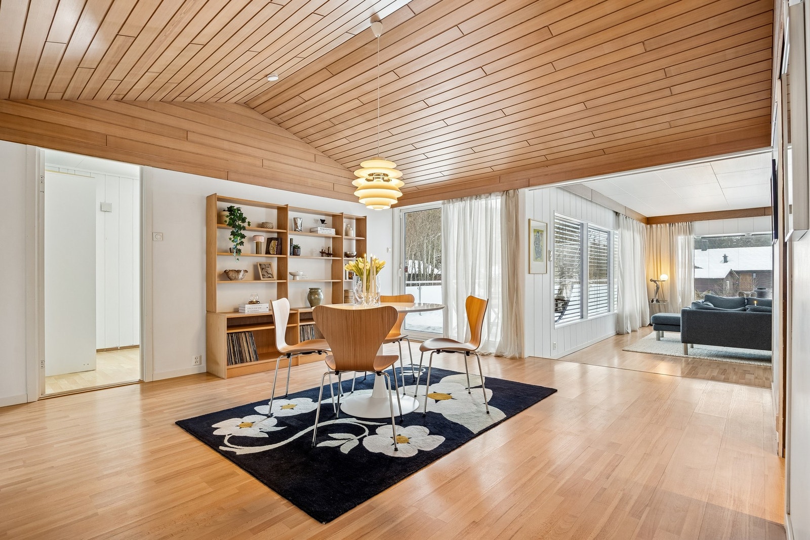 Spisestuen er plassert i boligens hjerte og skaper en god flyt mellom rommene. Galleribilde