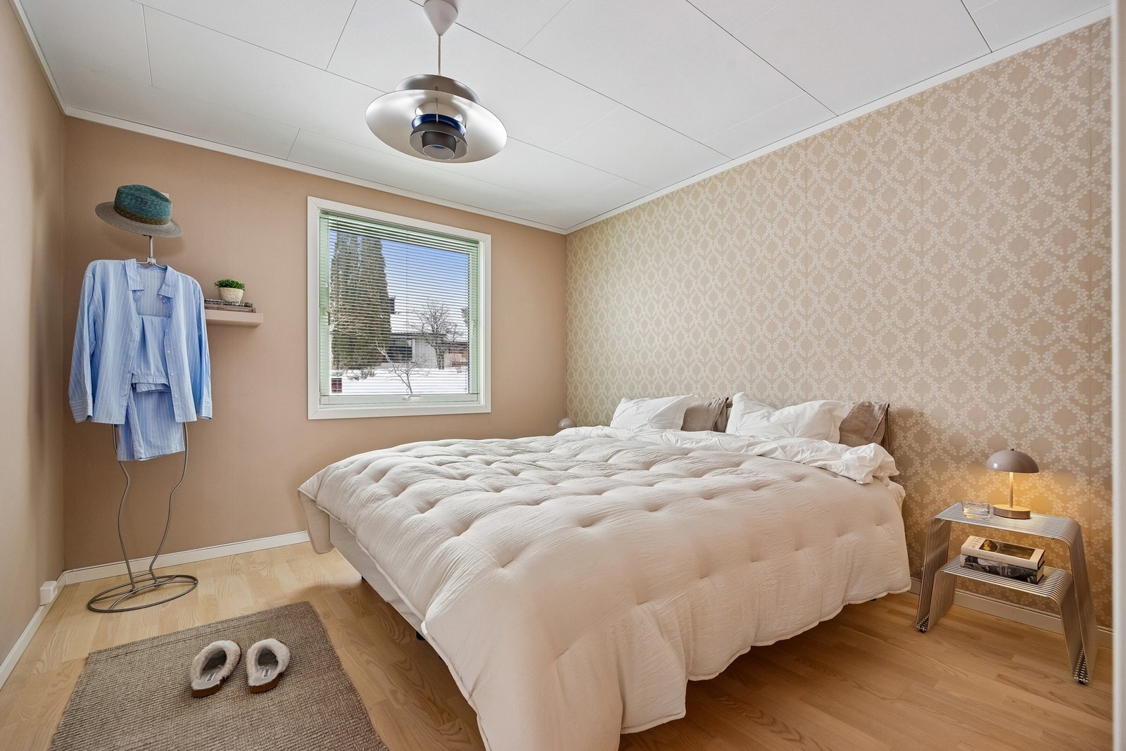 Boligens hovedsoverom har god plass til dobbeltseng og tilhørende møblement. Vegg overfor vindu har stort medfølgende garederobeskap. Galleribilde