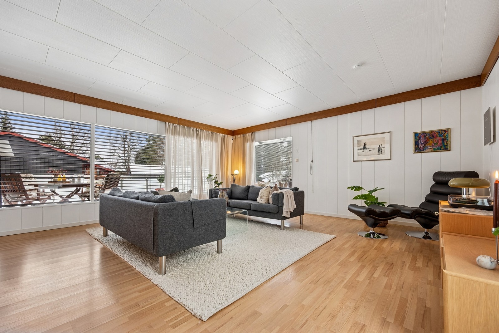 Store vindusflater gir godt med naturlig lys. Galleribilde