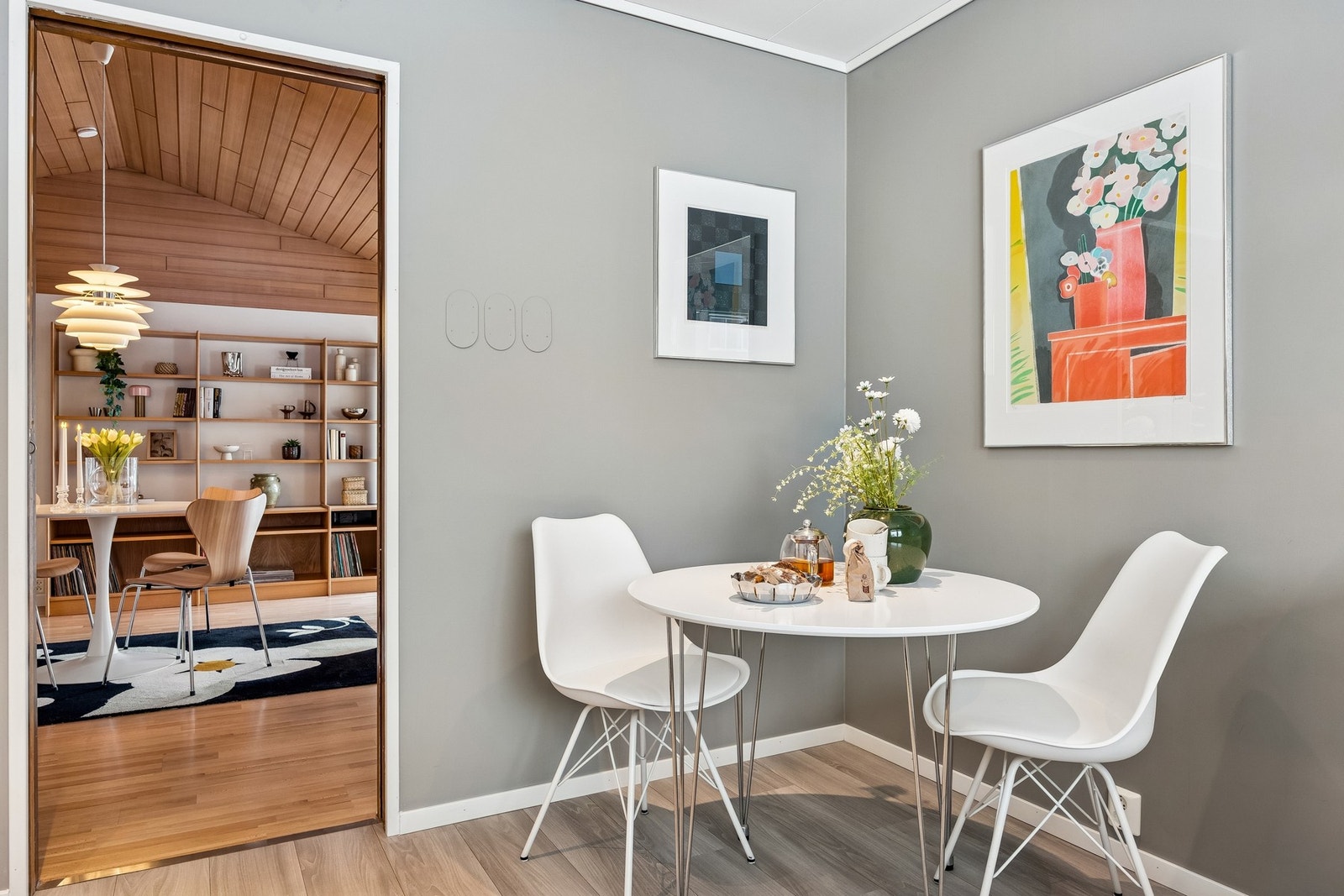 Kjøkkenet har rom for et hyggelig frokostbord. Galleribilde