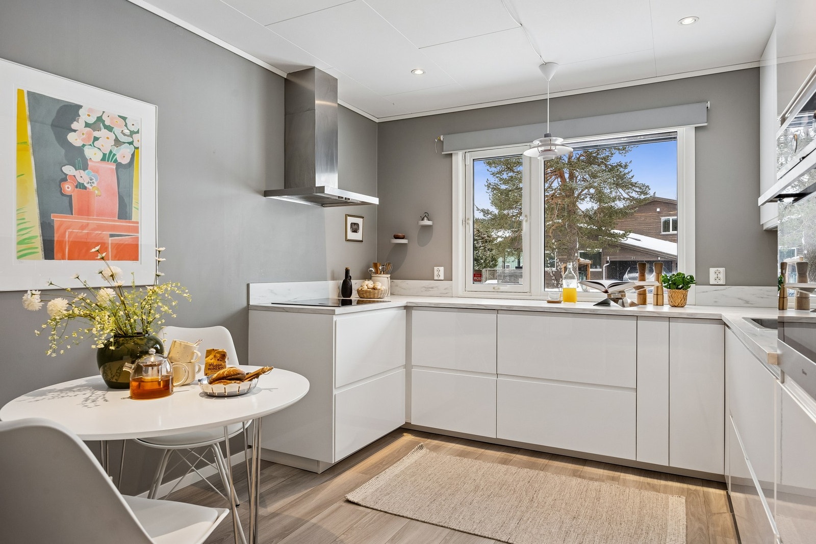 Stort og innbydende kjøkken med moderne innredning fra 2019. Galleribilde