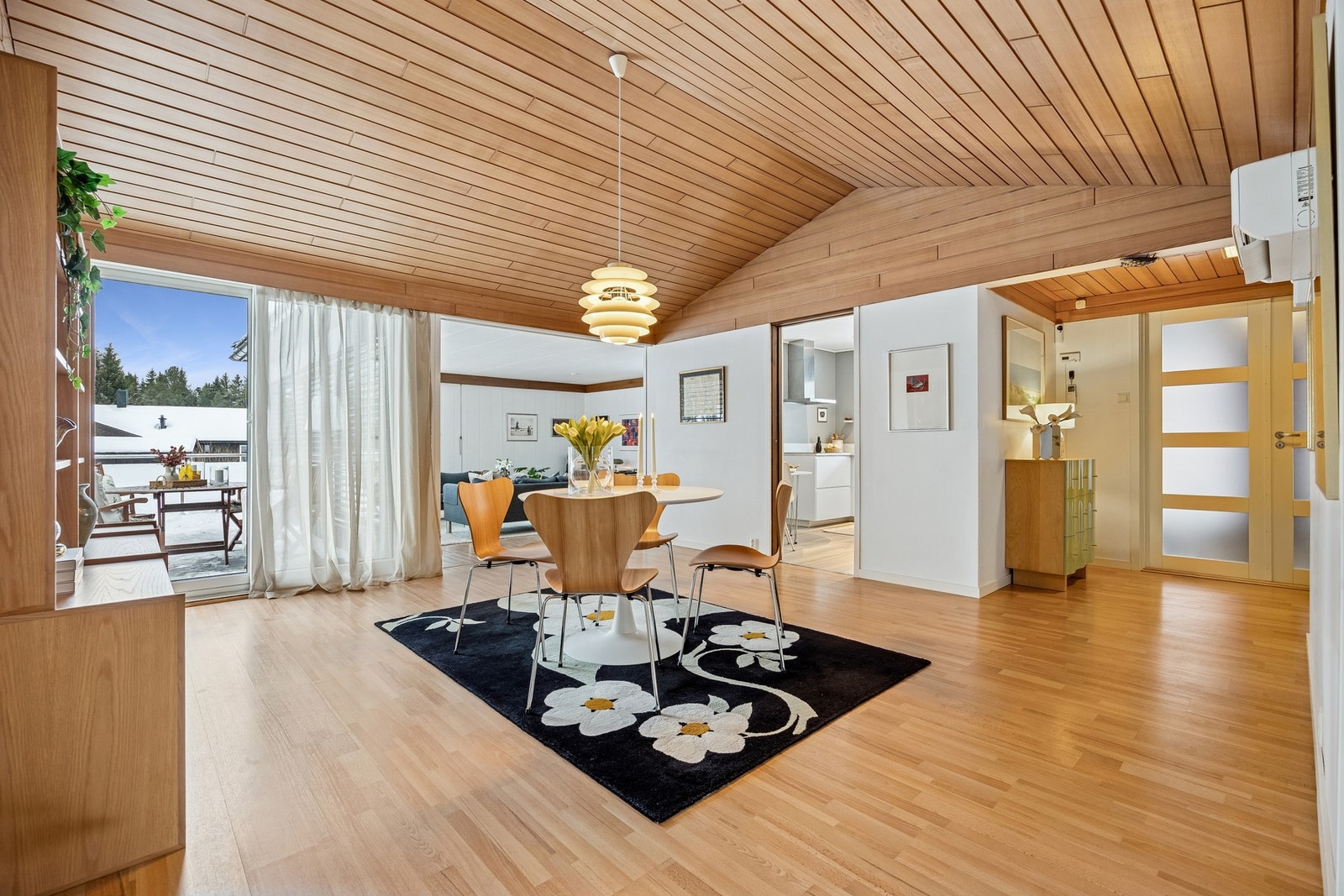 Her får du en lys og innbydende spisestue med god takhøyde. Galleribilde