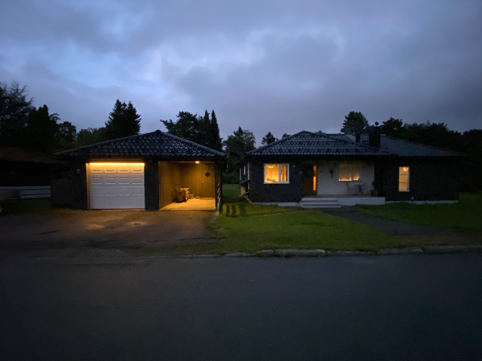 Selgers bilder - Garasjen har god utebelysning. Galleribilde