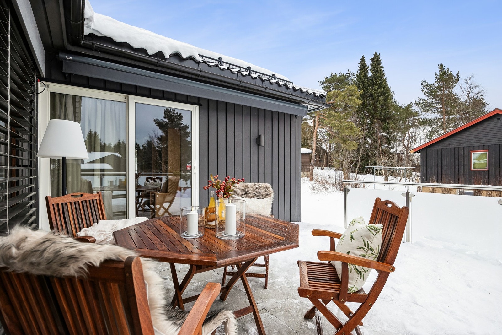 Fra stuen har du
utgang til en stor terrasse på 26 m². Galleribilde