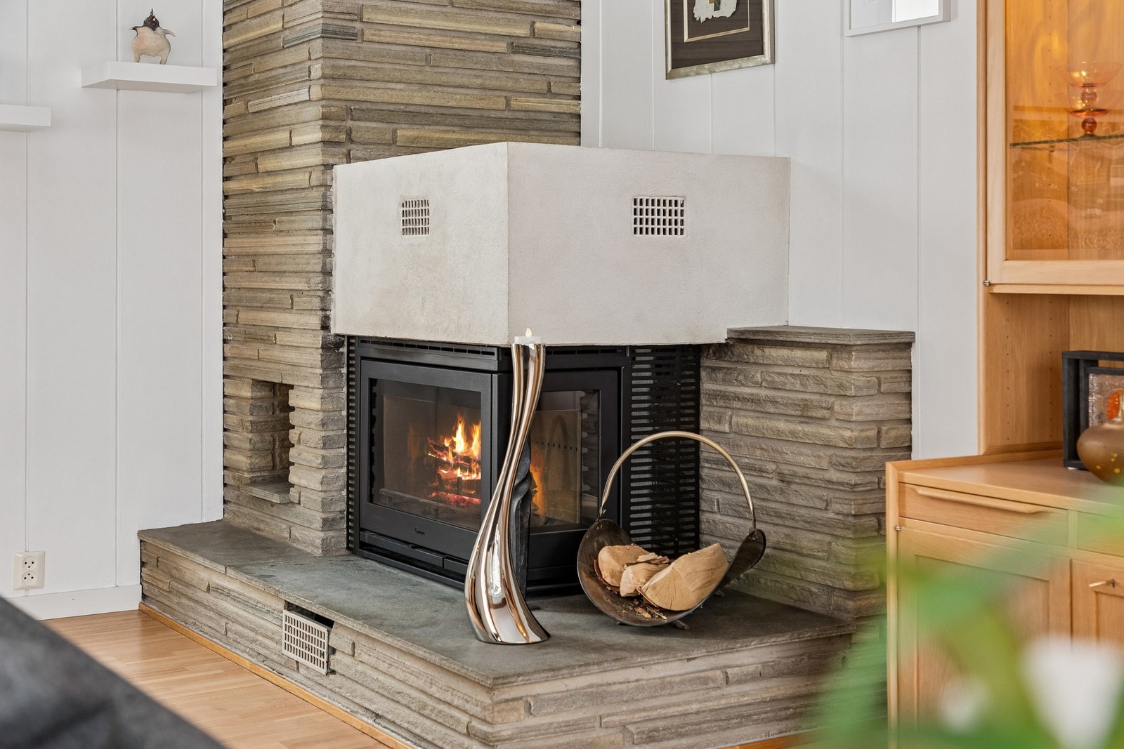 Her har du en elegant peis som gir ekstra varme på kaldere dager. Galleribilde