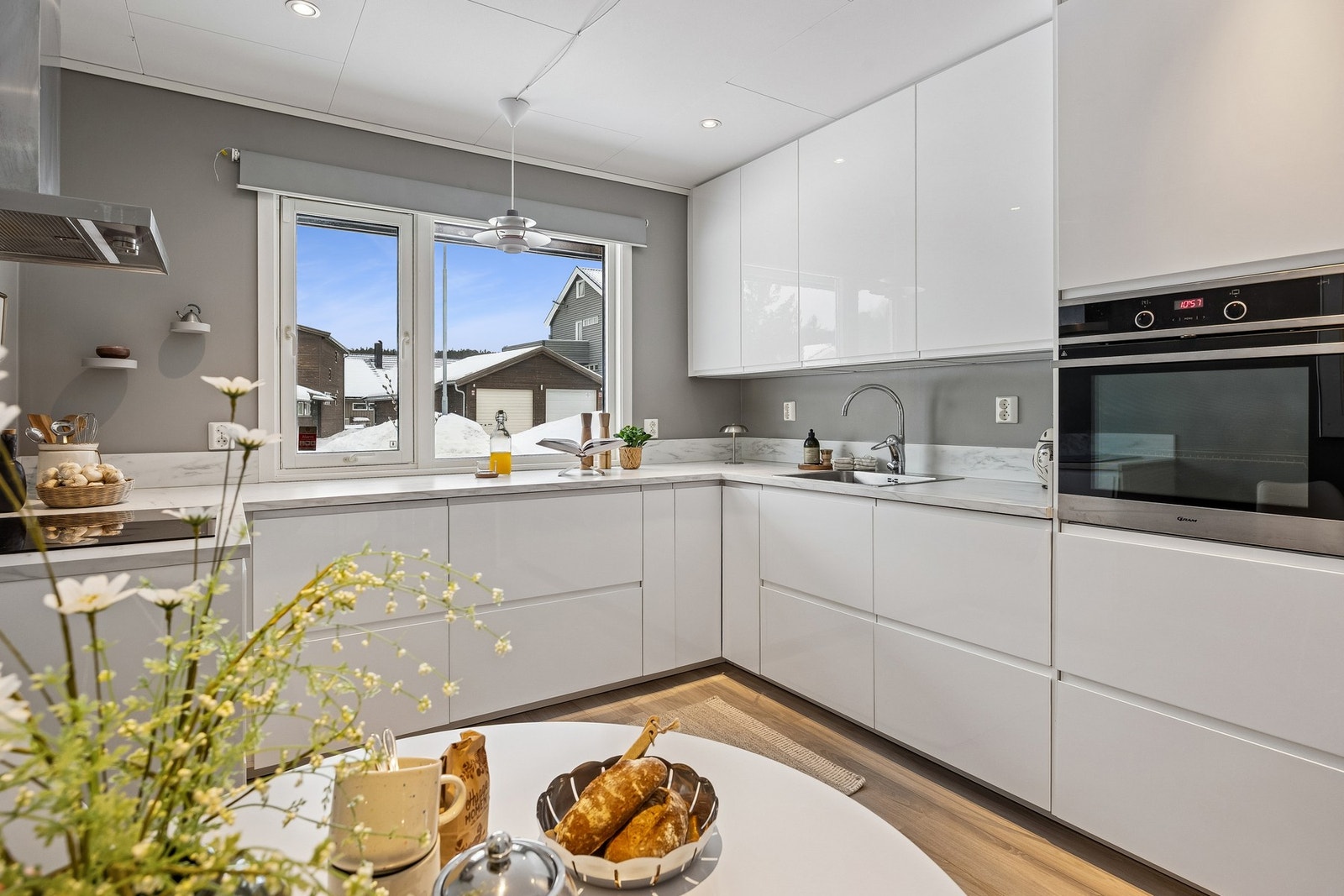 Med integrerte hvitevarer og romslige oppbevaringsløsninger fremstår kjøkkenet både ryddig og velorganisert. Galleribilde